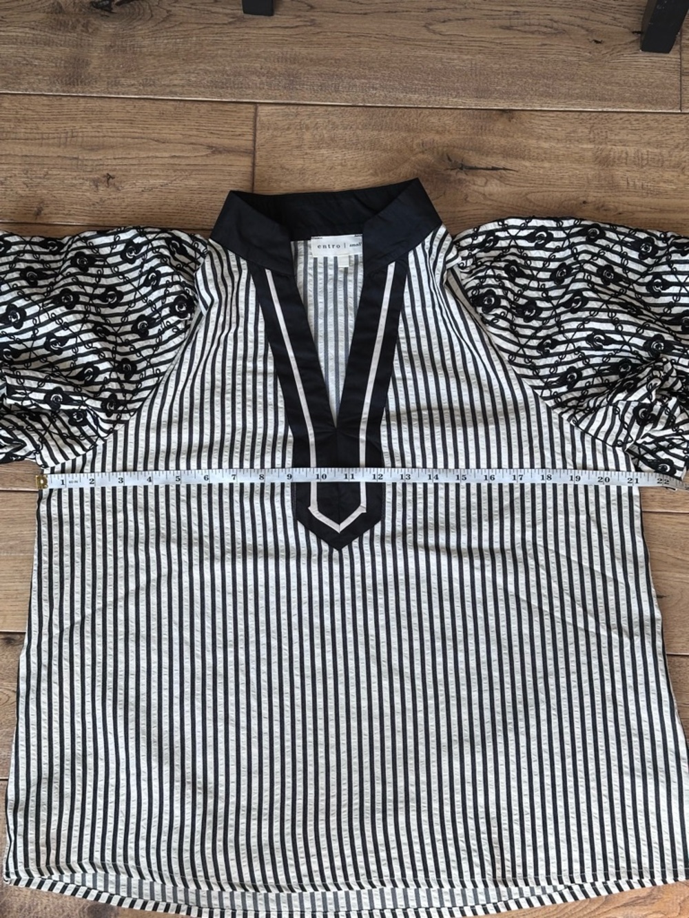 Entro Black and White Mixed Print Puff Sleeve Top size Small - Picture 7 of 10